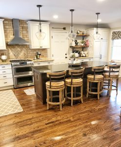 Fixer Upper Style Kitchen Decor Ideas #farmhousekitchen #fixerupperstyle #farmhousedecor #whitekitchen