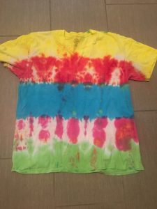 How to Tie Dye Shirts with Family #DIY #projects #crafts