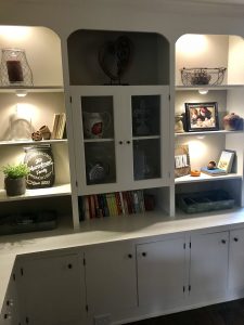 Farmhouse Shelves with Undermount Lighting #farmhousestyle #builtinbookcase #diydecor