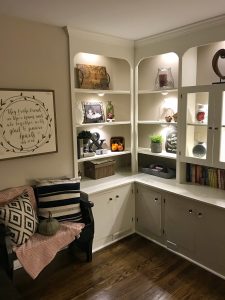 Inexpensive undermount lighting for bookshelves #diy #farmhousedecor #bookcase #ideas