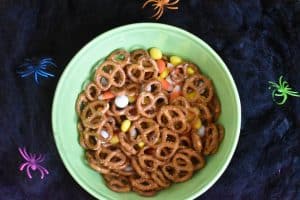 Halloween Snack Mix #easytreats #halloweensnacks #treats #halloweencandy 