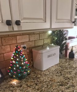 Vintage Christmas Decor Ideas #farmhouse #shabbychic #countrycharm