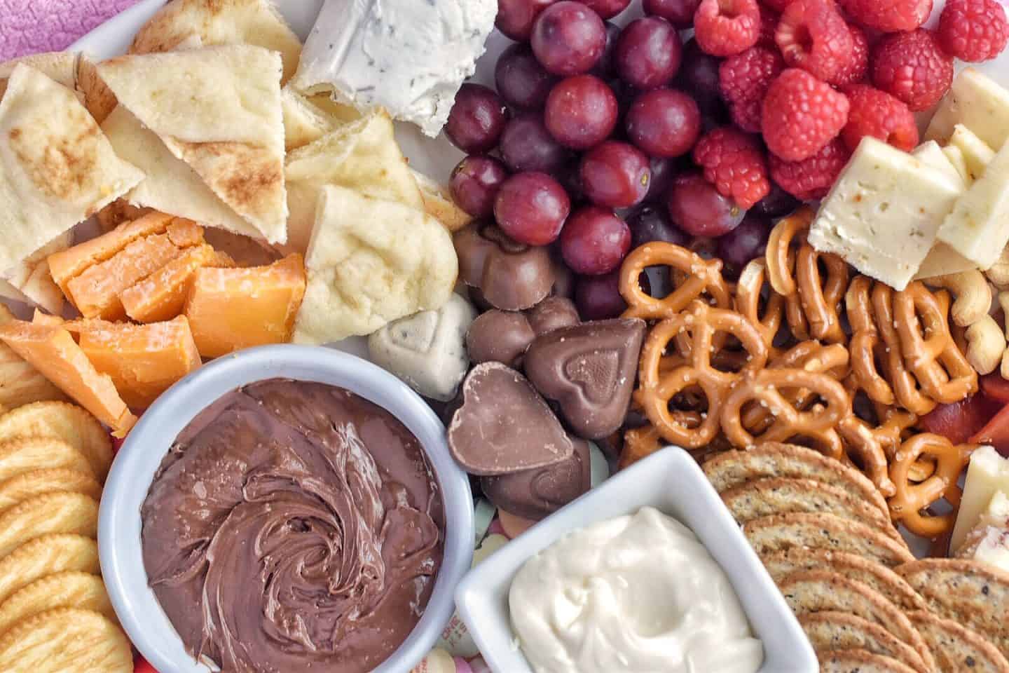 How to create the perfect Valentine's Day cheese board #charcuterieboard #valentinesdaydesserts #kidfriendly