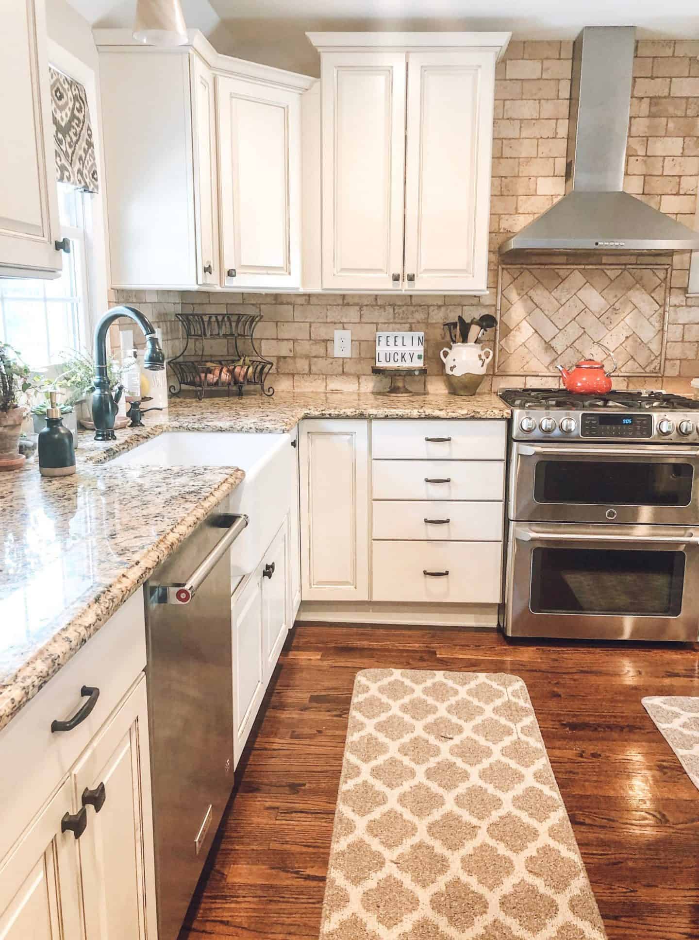 Modern Farmhouse Kitchen 2019 #fixerupper #farmhousechic #whitekitchen