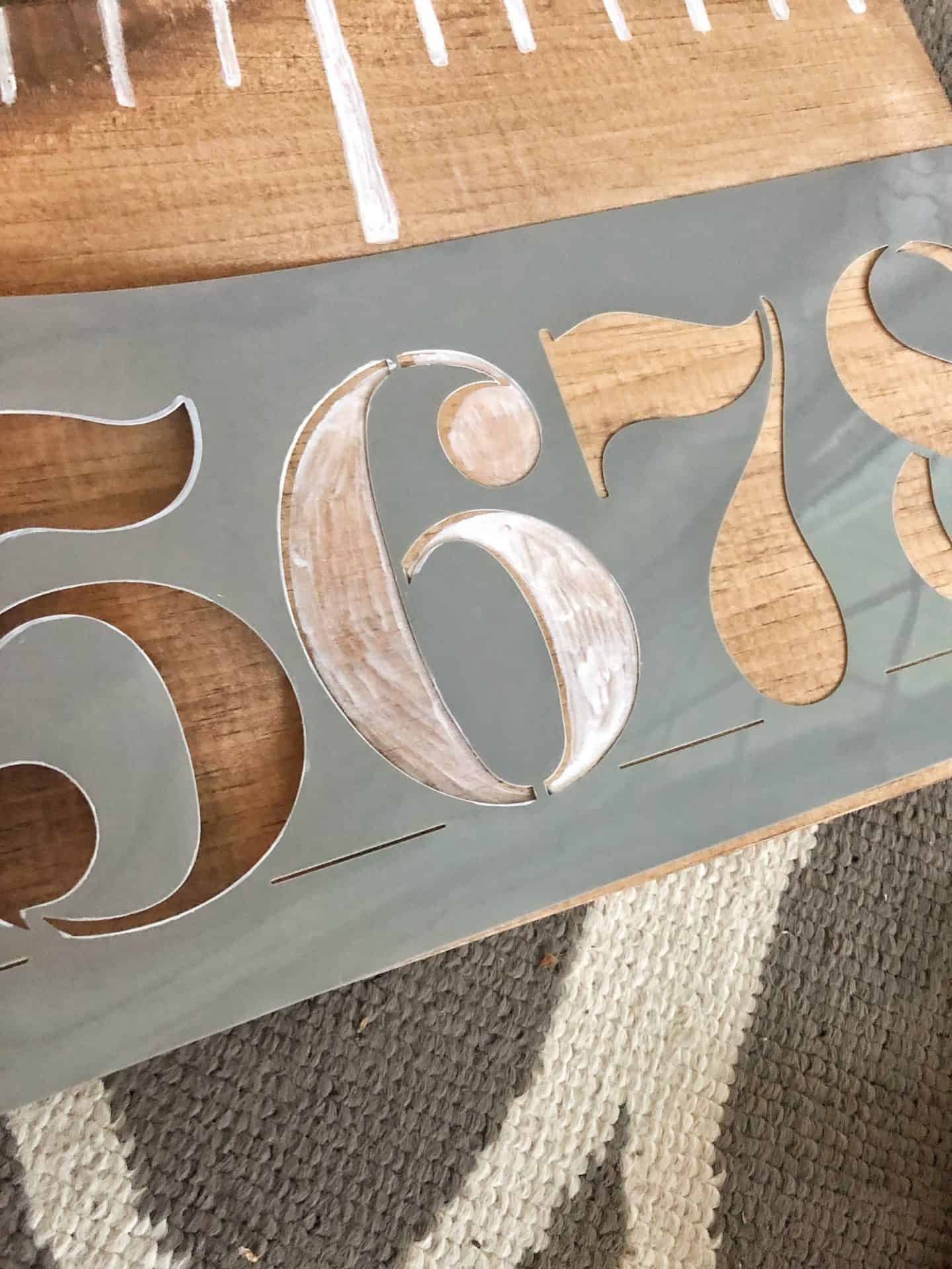how to stencil numbers on wood #diy #growthcharts #farmhousedecor #measuringchart