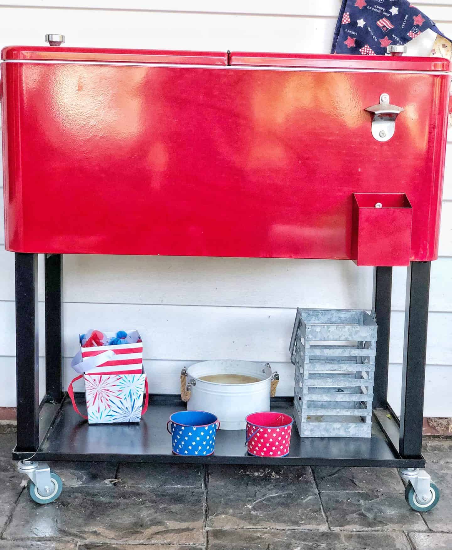 Outdoor entertaining decor ideas #patriotic #4thofjuly #redwhiteblue