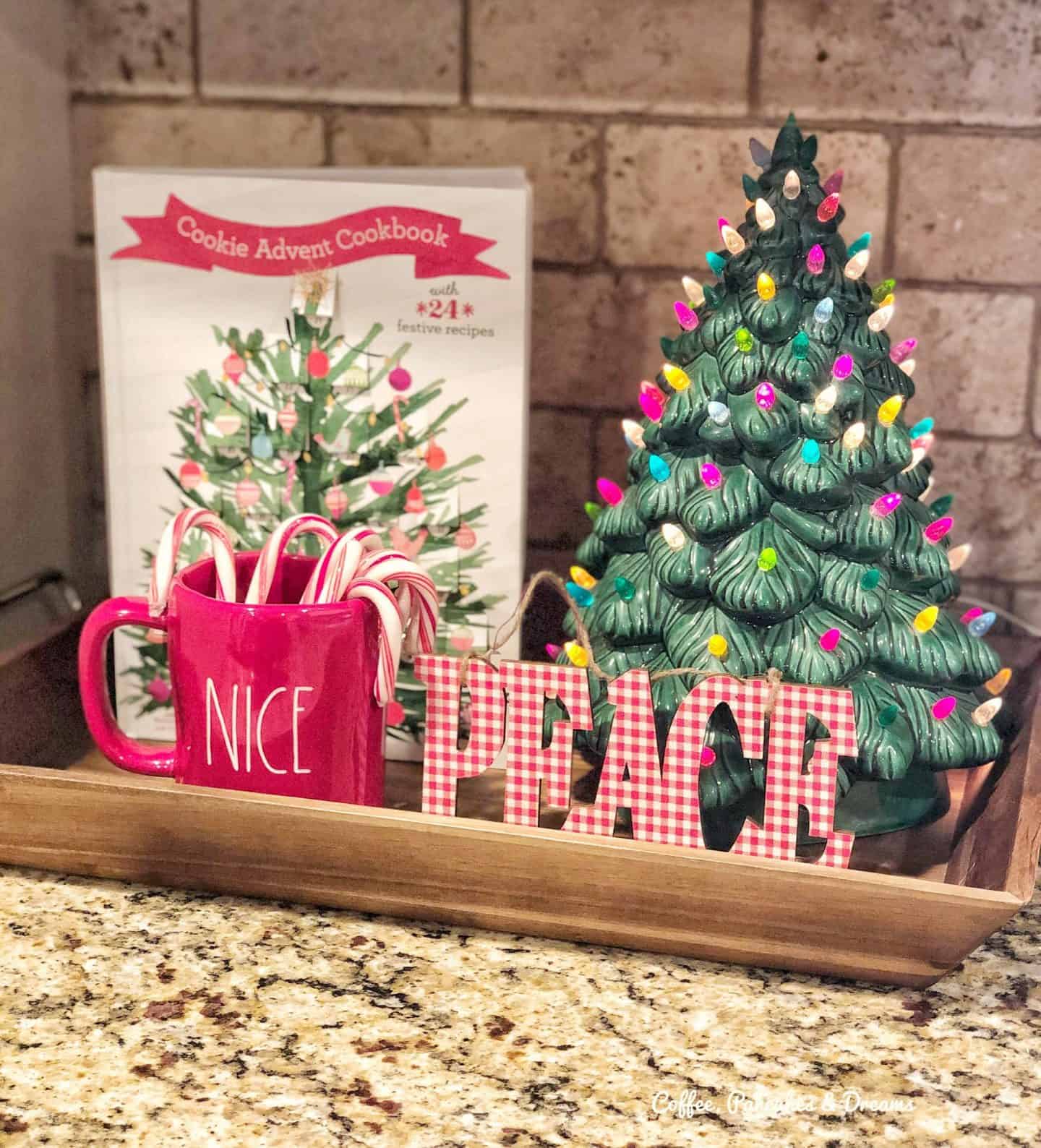 Old and New Christmas Decorations #vintage #christmasdecor #vintagetree #gingham
