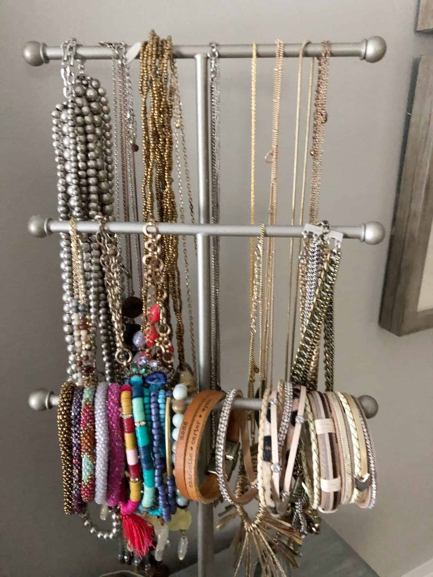 How to Organize Jewelry #smallbedroom #declutter #accessories #necklaces