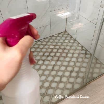 How to clean glass shower doors with vinegar